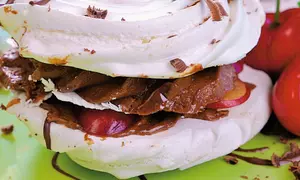 Bezele cu cremă de ciocolată și cireșe