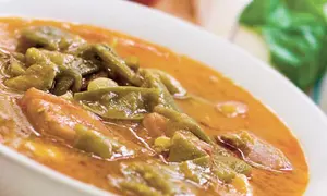 Mâncare de fasole pastai cu tacâmuri de pui