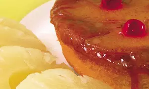 Plăcintă cu rom şi ananas