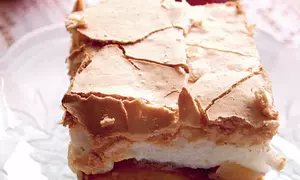 Prajitura cu piersici si bezea