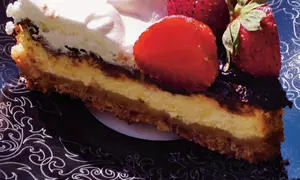 Cheesecake cu căpşuni şi ciocolată