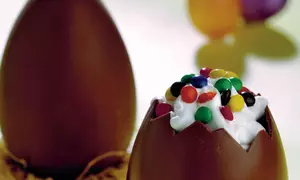 Spumă în ouă de ciocolată