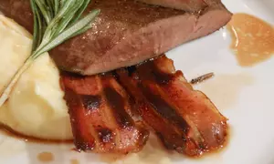 Ficat cu bacon pe plită