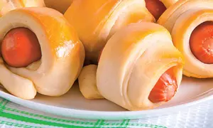 Mini rulouri cu cârnaţi