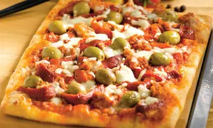 Pizza cu suc de roşii