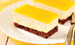 Prăjitură cu brânză şi fructe