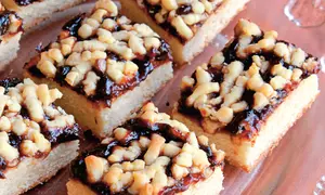 Prăjitură cu firimituri si gem