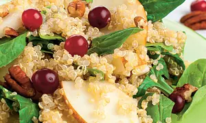 Salată cu fructe şi quinoa