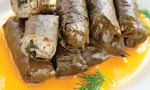 Sărmăluţe cu stafide şi muguri de pin