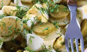 Salată de castraveţi muraţi