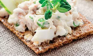 Salată de pește afumat