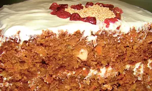 Tort de morcovi și alune de pădure