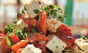 Salată de ardei copți cu telemea de capră