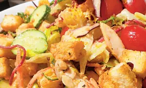 Salată de pui cu crutoane și sos de muștar