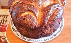 Cozonac trandafir cu stafide