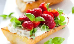 Bruschete surpriză cu fructe de pădure