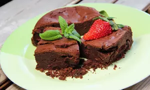 Prăjitură păcătoasă cu ciocolată şi căpşuni