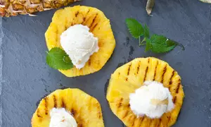 Grătar inedit cu mango şi ananas