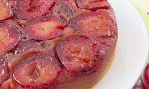 Prăjitură răsturnată cu prune a la Jamie Oliver