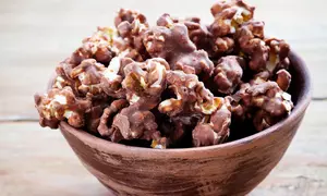 Popcorn cu ciocolată Snickers din 3 ingrediente