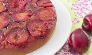 Prăjitură răsturnată cu prune