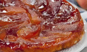 Tartă surpriză cu vinete şi caramel