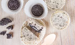 Mini cheesecake cu Oreo