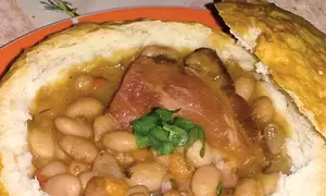 Fasole în bol de pâine