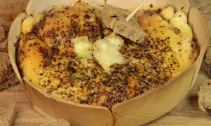 Brânză coaptă cu usturoi