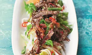 Salată vioaie și crocantă cu miel și tăieței