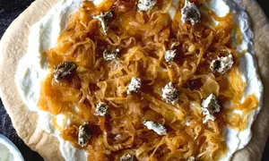 Pizza cu brânză de capră și ceapă caramelizată