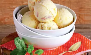 Inghetata de vanilie si piersici