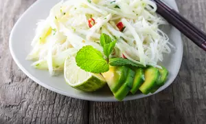 Taitei picanti cu ton si sos de avocado