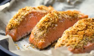 Somon în crustă de parmezan