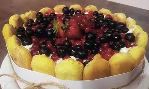 Tort de vara cu piscoturi si fructe de padure