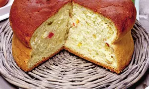 Cozonac cu fructe confiate