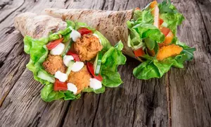 Gyros grecesc cu pui și tzatziki