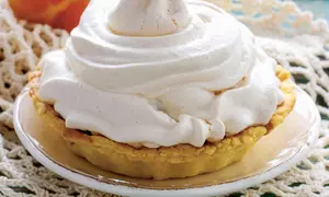 Mini tarte cu piersici si bezea