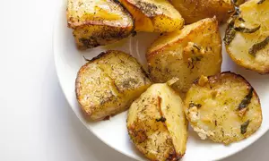 Cartofi cu usturoi si parmezan la cuptor