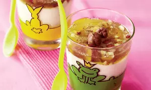 Cupe de branza cu miere si alune de padure