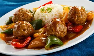 Chiftele cu legume in sos dulce-acrisor