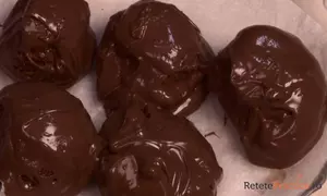 Bomboane de ciocolata cu alune de padure