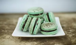 Macarons cu menta si ciocolata