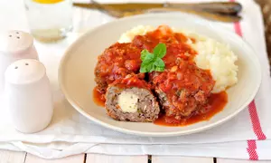 Chiftelute umplute cu branza