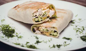 Burrito cu pui si avocado