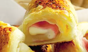 Croissante cu sunca si cascaval