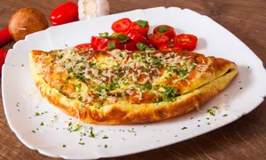 Omleta impaturita cu sunca si cascaval