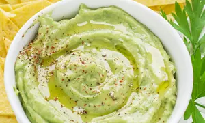 Pasta de avocado cu branza