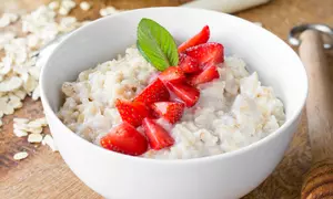 Fulgi de ovaz cu capsune si unt de arahide