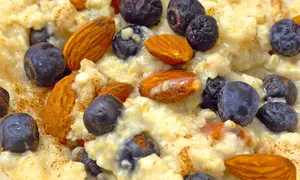 Terci de ovaz cu afine, migdale si scortisoara